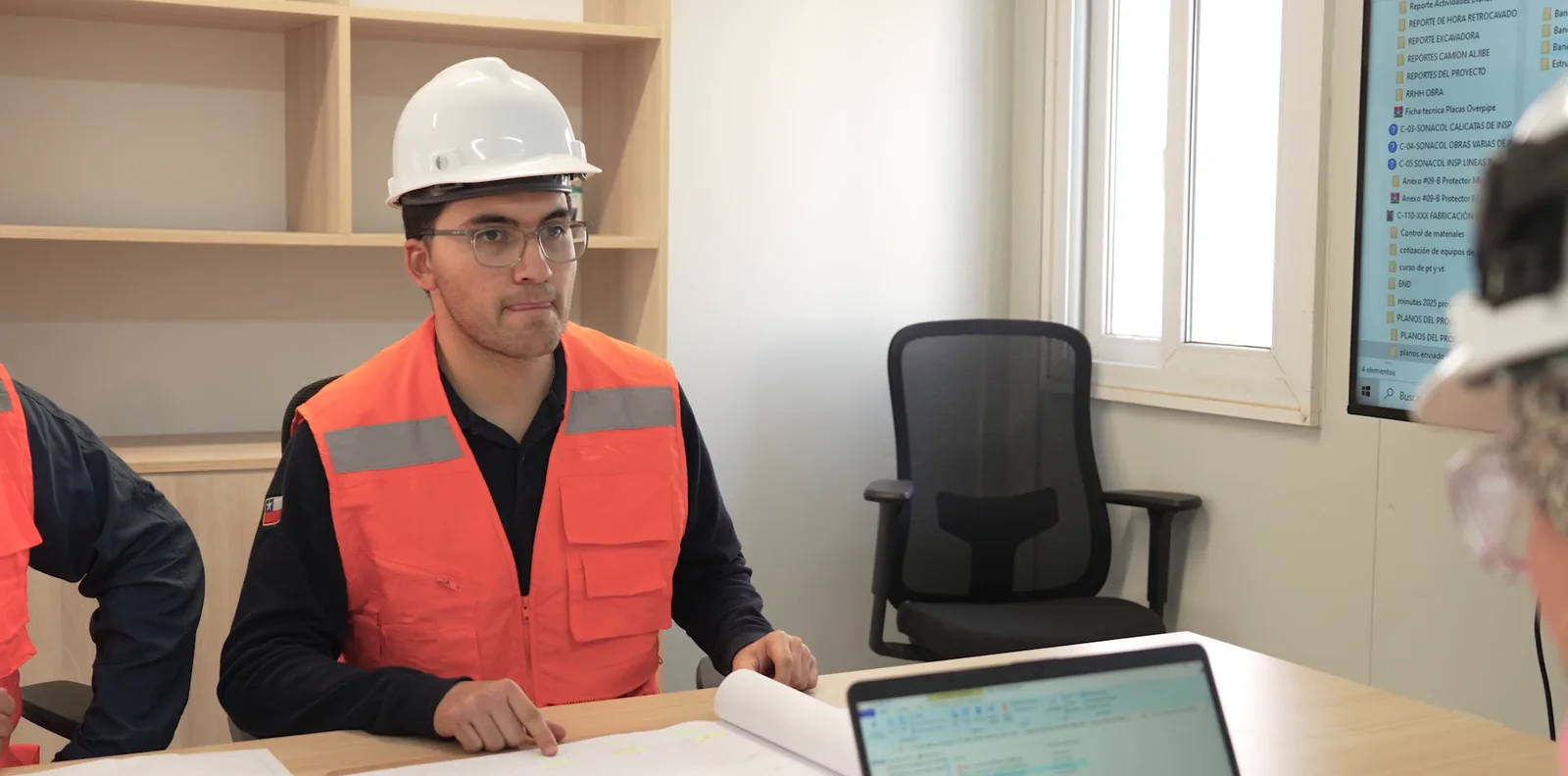 Ingeniero de LTF en oficina