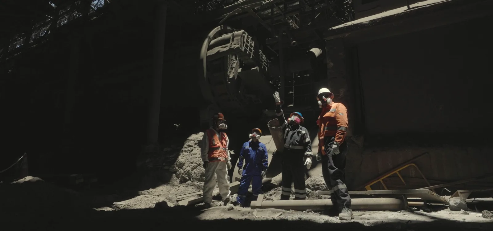Trabajadores de LTF bajo la estructura de la fundición