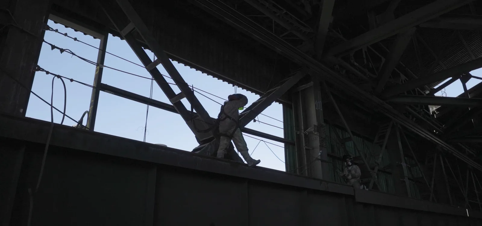 Trabajador de LTF en altura sobre la estructura de la planta