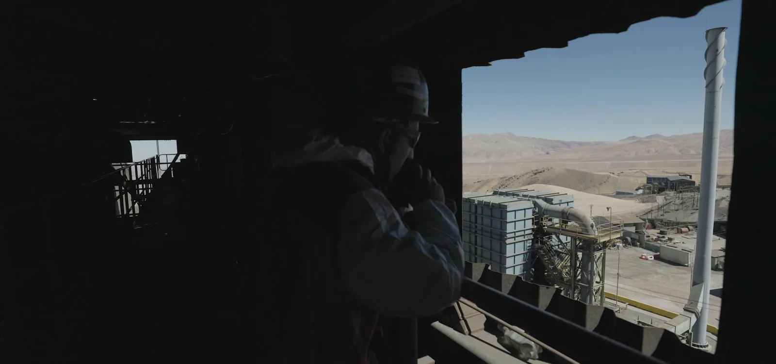 Trabajador de LTF observando la fundición desde una ventana de la planta